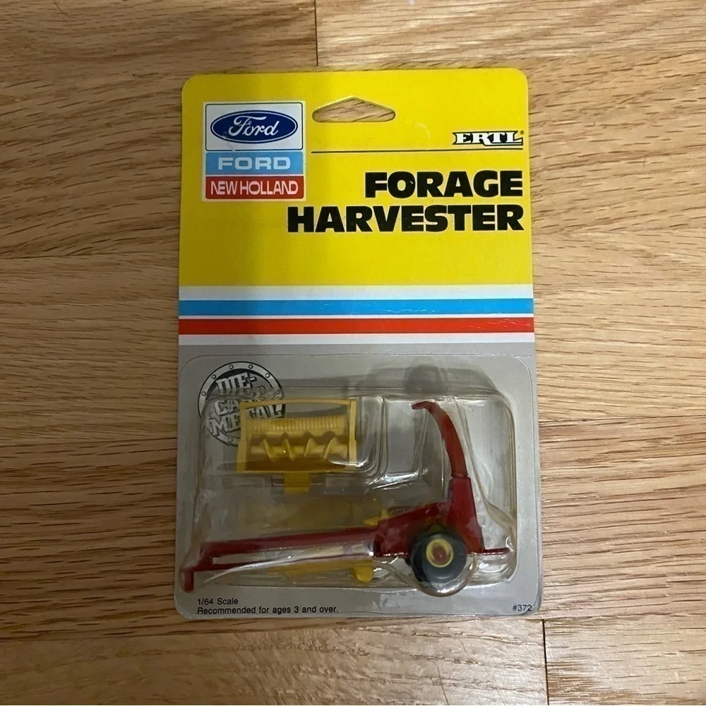 Vintage Ford New Holland Forage Harvester 1/64 ERTL New Farm Toy 900 Tractor